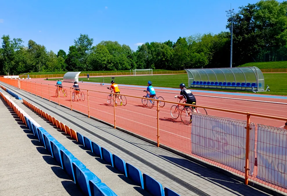 Zawodnicy biegną na bieźni