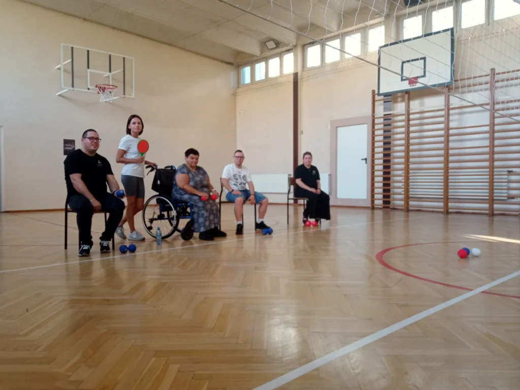 4 osoby grają mecz bocci